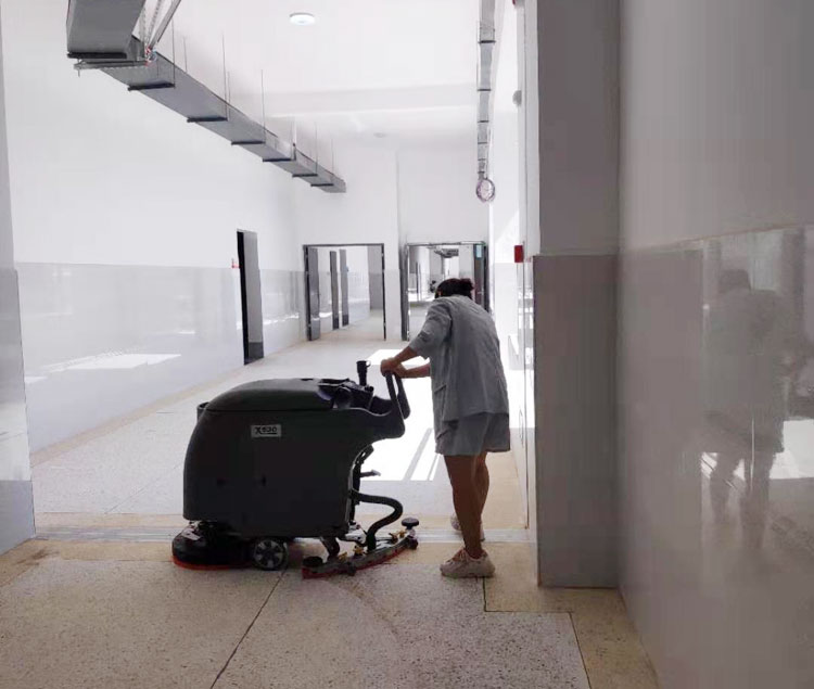 南昌师范附属小学新龙校区保洁人员试用旭洁X530手推式洗地机
